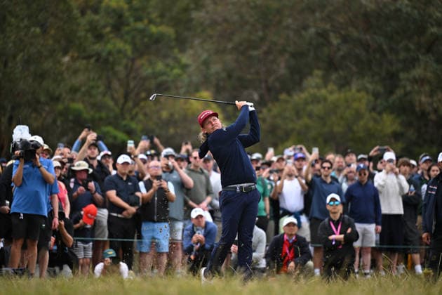 GOLF AUSTRALIAN OPEN, Cam Smith of Australia plays a shot on the 18th hole during round three of the Australian Open Golf tournament at the Royal Melbourne Golf Club in Melbourne, Saturday, December 6, 2025. ( NO ARCHIVING, EDITORIAL USE ONLY MELBOURNE VICTORIA AUSTRALIA  Copyright: xJAMESxROSSx 20251206177440698379