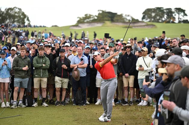 GOLF AUSTRALIAN OPEN, Josele Ballester of Spain plays a shot on the 17th hole during round three of the Australian Open Golf tournament at the Royal Melbourne Golf Club in Melbourne, Saturday, December 6, 2025. ( NO ARCHIVING, EDITORIAL USE ONLY MELBOURNE VICTORIA AUSTRALIA  Copyright: xJAMESxROSSx 20251206190480299668