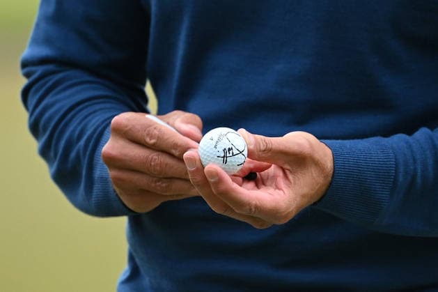 GOLF AUSTRALIAN OPEN, Detail image of Adam Scott of Australia autographing a golf ball after completing the 18th hole during round three of the Australian Open Golf tournament at the Royal Melbourne Golf Club in Melbourne, Saturday, December 6, 2025. ( NO ARCHIVING, EDITORIAL USE ONLY MELBOURNE VICTORIA AUSTRALIA  Copyright: xJAMESxROSSx 20251206190380078835