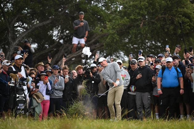 GOLF AUSTRALIAN OPEN, Northern Ireland s Rory McIlroy plays a shot from the rough of the 2nd hole during round three of the Australian Open Golf tournament at the Royal Melbourne Golf Club in Melbourne, Saturday, December 6, 2025. ( NO ARCHIVING, EDITORIAL USE ONLY MELBOURNE VICTORIA AUSTRALIA  Copyright: xJAMESxROSSx 20251206149212043694