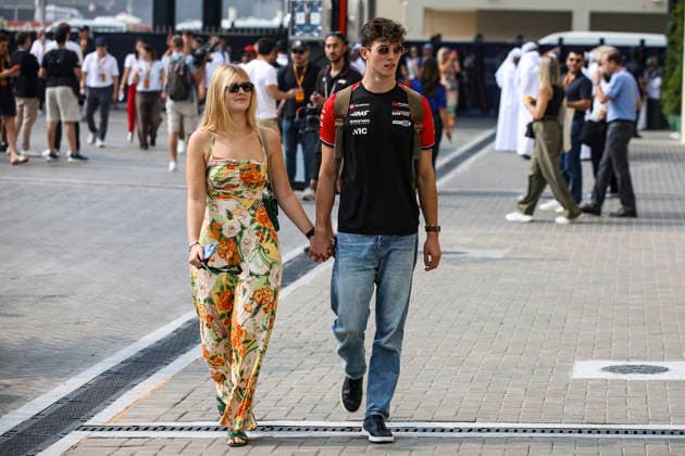 F1 - ABU DHABI GRAND PRIX 2025 BEARMAN Ollie Oliver (gbr), Haas F1 Team VF-25, portrait with his girlfriend Alicia Torriani during the 2025 Formula 1 Abu Dhabi Grand Prix, 24th round of the 2025 FIA Formula One World Championship, WM, Weltmeisterschaft from December 05 to 07, 2025 on the Yas Marina Circuit, in Abu Dhabi, United Arab Emirates - Abu DhabiUnited Arab Emirates  Copyright: xXavixBonillax