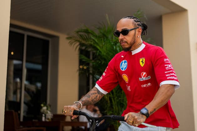 Lewis Hamilton Scuderia Ferrari HP, Great Britain, 44 on a scooter, UAE, Formula 1 World Championship, Abu Dhabi Grand Prix, Yas Marina Circuit, Arrival of the drivers, 06 12 2025 UAE, Formula 1 World Championship, Abu Dhabi Grand Prix, Yas Marina Circuit, 06 12 2025 Yas Marina Island Copyright: xEibner-Pressefoto Memmlerx EP_MMR
