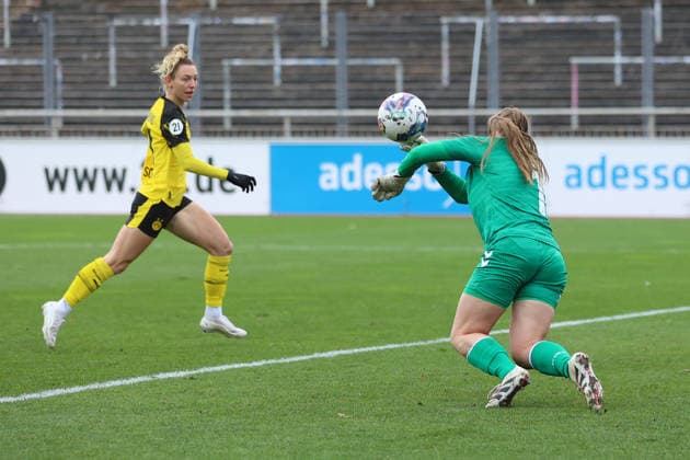 06 12 2025, Football, Women, Westfalenliga, Season 2025 2026, Borussia Dortmund vs 1 FC Koeln U21 at Stadion Rote Erde in Dortmund Germany Anika Duebel 1 FC Koeln U21 , Rita Schumacher Borussia Dortmund, 10 Dortmund Stadion Rote Erde North Rhine-Westphalia Germany FZ