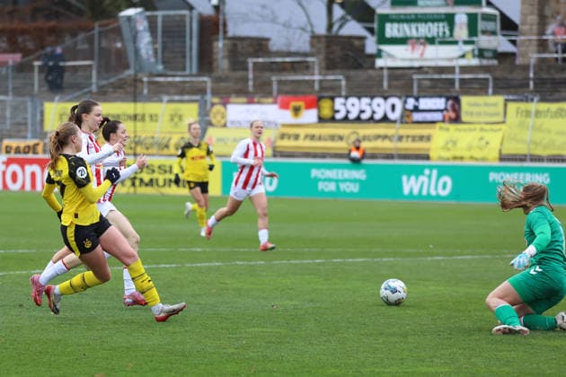 06 12 2025, Football, Women, Westfalenliga, Season 2025 2026, Borussia Dortmund vs 1 FC Koeln U21 at Stadion Rote Erde in Dortmund Germany Goal kick by Celina Baum Borussia Dortmund, 18 to 1 0 Dortmund Stadion Rote Erde North Rhine-Westphalia Germany FZ