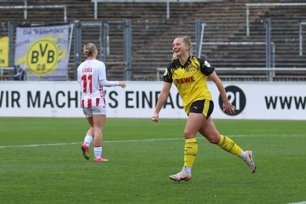 06 12 2025, Football, Women, Westfalenliga, Season 2025 2026, Borussia Dortmund vs 1 FC Koeln U21 at Stadion Rote Erde in Dortmund Germany Cheers from Celina Baum Borussia Dortmund, 18 to 1 0 Dortmund Stadion Rote Erde North Rhine-Westphalia Germany FZ