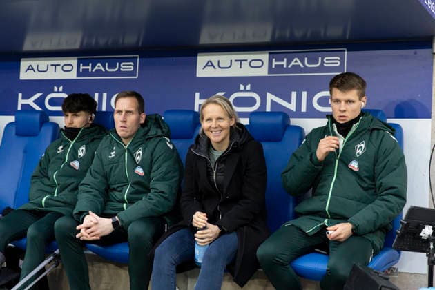 Google Pixel Womens Bundesliga FC Carl Zeiss Jena vs SV Werder Bremen Jena 06 12 2025 Friederike Kromp Trainer SV Werder Bremen center Google Pixel Womens Bundesliga FC Carl Zeiss Jena vs SV Werder Bremen ad hoc arena at Ernst Abbe Sportfeld 06 12 2025 DFB REGULATIONS PROHIBIT ANY USE OF PHOTOGRAPHS AS IMAGE SEQUENCES AND OR QUASI VIDEO Copyright: xBEAUTIFULxSPORTS Duehringx