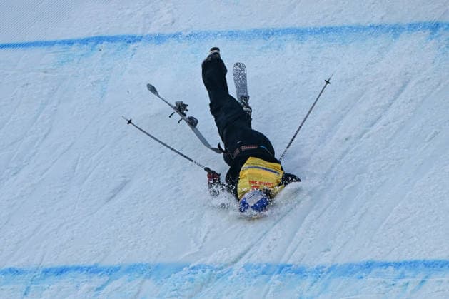 (251206) -- BEIJING, Dec. 6, 2025 -- Kirsty Muir of Britain falls down during the women s big air final at the FIS Freeski World Cup in Beijing, China, Dec. 6, 2025. ) (SP)CHINA-BEIJING-FREESKI-FIS WORLD CUP-BIG AIR-WOMEN S FINAL JuxHuanzong 