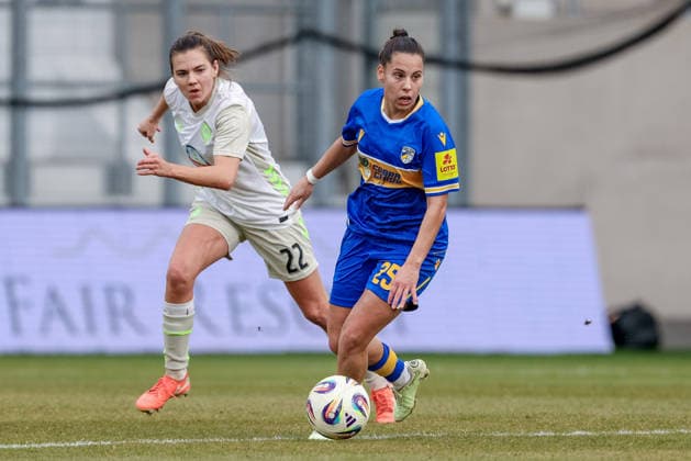 from left Rieke Dieckmann SV Werder Bremen, 22 and Noemi Gentile FC Carl Zeiss Jena, 25 on the ball, single image, full body, action, action, match scene, THE DFB REGULATIONS PROHIBIT ANY USE OF PHOTOGRAPHS AS IMAGE SEQUENCES AND OR QUASI VIDEO , 06 12 2025, Jena Germany , Football, Google Pixel Womens Bundesliga, FC Carl Zeiss Jena SV Werder Bremen xobx