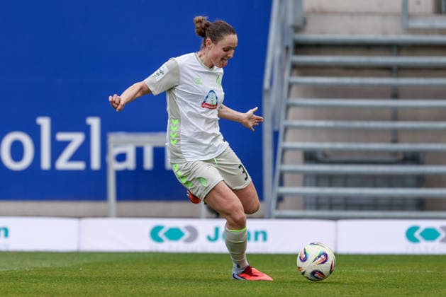 Verena Wieder SV Werder Bremen, 31 on the ball, cropped image, single image, full body, action, action, game scene, THE DFB REGULATIONS PROHIBIT ANY USE OF PHOTOGRAPHS AS IMAGE SEQUENCES AND OR QUASI VIDEO , 06 12 2025, Jena Germany , Football, Google Pixel Womens Bundesliga, FC Carl Zeiss Jena SV Werder Bremen xobx
