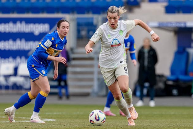 from left Elena Mühlemann FC Carl Zeiss Jena, 30 and Medina Desic SV Werder Bremen, 9 on the ball, single image, full body, action, action, match scene, THE DFB REGULATIONS PROHIBIT ANY USE OF PHOTOGRAPHS AS IMAGE SEQUENCES AND OR QUASI VIDEO , 06 12 2025, Jena Germany , Football, Google Pixel Womens Bundesliga, FC Carl Zeiss Jena SV Werder Bremen xobx