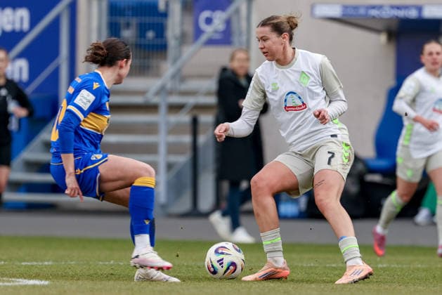 from left Elena Mühlemann FC Carl Zeiss Jena, 30 and Larissa Mühlhaus SV Werder Bremen, 7 in a duel, dynamic, action, action, game scene, THE DFB REGULATIONS PROHIBIT ANY USE OF PHOTOGRAPHS AS IMAGE SEQUENCES AND OR QUASI VIDEO , 06 12 2025, Jena Germany , Football, Google Pixel Womens Bundesliga, FC Carl Zeiss Jena SV Werder Bremen xobx