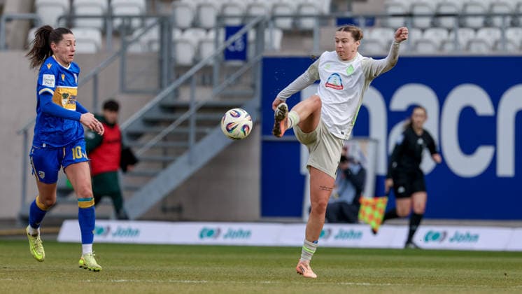 from left Merza Julevic FC Carl Zeiss Jena, 10 and Larissa Mühlhaus SV Werder Bremen, 7 in duel, duel, dynamics, action, action, game scene, THE DFB REGULATIONS PROHIBIT ANY USE OF PHOTOGRAPHS AS IMAGE SEQUENCES AND OR QUASI VIDEO , 06 12 2025, Jena Germany , Football, Google Pixel Womens Bundesliga, FC Carl Zeiss Jena SV Werder Bremen xobx