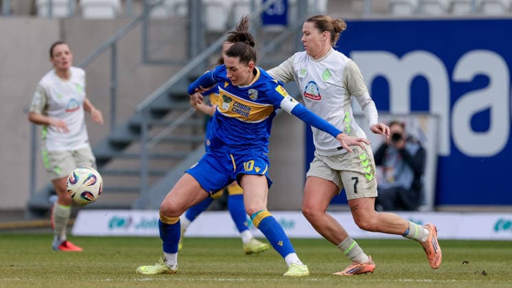from left Merza Julevic FC Carl Zeiss Jena, 10 and Larissa Mühlhaus SV Werder Bremen, 7 in duel, duel, dynamics, action, action, game scene, THE DFB REGULATIONS PROHIBIT ANY USE OF PHOTOGRAPHS AS IMAGE SEQUENCES AND OR QUASI VIDEO , 06 12 2025, Jena Germany , Football, Google Pixel Womens Bundesliga, FC Carl Zeiss Jena SV Werder Bremen xobx