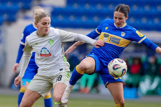 from left Lina Hausicke SV Werder Bremen, 18 and Elena Mühlemann FC Carl Zeiss Jena, 30 in a duel, dynamic, action, game scene, THE DFB REGULATIONS PROHIBIT ANY USE OF PHOTOGRAPHS AS IMAGE SEQUENCES AND OR QUASI VIDEO , 06 12 2025, Jena Germany , Football, Google Pixel Womens Bundesliga, FC Carl Zeiss Jena SV Werder Bremen xobx