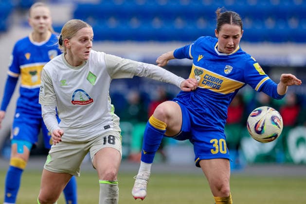 from left Lina Hausicke SV Werder Bremen, 18 and Elena Mühlemann FC Carl Zeiss Jena, 30 in a duel, dynamic, action, game scene, THE DFB REGULATIONS PROHIBIT ANY USE OF PHOTOGRAPHS AS IMAGE SEQUENCES AND OR QUASI VIDEO , 06 12 2025, Jena Germany , Football, Google Pixel Womens Bundesliga, FC Carl Zeiss Jena SV Werder Bremen xobx
