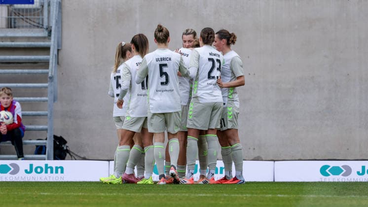 SV Werder Bremen players with goal celebration, cheering, jubilant, optimistic, match scene, highlight, joy over the goal to 0 1, THE DFB REGULATIONS PROHIBIT ANY USE OF PHOTOGRAPHS AS IMAGE SEQUENCES AND OR QUASI VIDEO , 06 12 2025, Jena Germany , Football, Google Pixel Womens Bundesliga, FC Carl Zeiss Jena SV Werder Bremen xobx