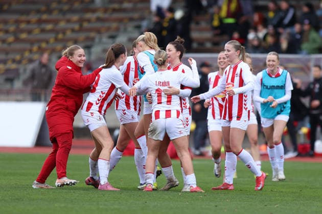 06 12 2025, Football, Women, Westfalenliga, Season 2025 2026, Borussia Dortmund vs 1 FC Koeln U21 at Stadion Rote Erde in Dortmund Germany Cheering after the 1 1 final score, 1 FC Koeln Dortmund Stadion Rote Erde Nordrhein Westfalen Germany FZ