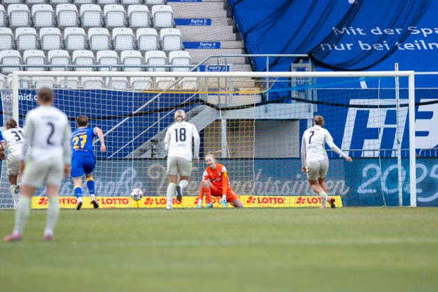Google Pixel Womens Bundesliga FC Carl Zeiss Jena vs SV Werder Bremen Jena 06 12 2025 0 1 by Larissa Mühlhaus 7 SV Werder Bremen vs Jasmin Janning 1 FC Carl Zeiss Jena penalty goal Google Pixel Womens Bundesliga FC Carl Zeiss Jena vs SV Werder Bremen ad hoc arena at Ernst Abbe Sportfeld 06 12 2025 DFB REGULATIONS PROHIBIT ANY USE OF PHOTOGRAPHS AS IMAGE SEQUENCES AND OR QUASI VIDEO Copyright: xBEAUTIFULxSPORTS Duehringx