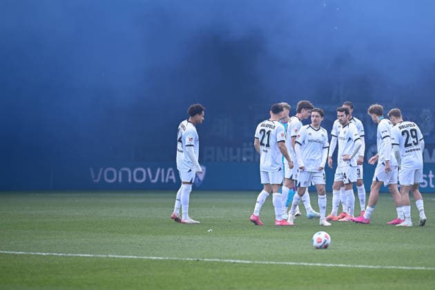 06 12 2025, Football, 2 Bundesliga, 15 Matchday Season 2025 2026, VfL Bochum DSC Arminia Bielefeld, Pyrotechnics DSC Arminia Bielefeld Fans, xRHR FOTO TKx Copyright: RHR-FOTOx RHR-FOTO TK