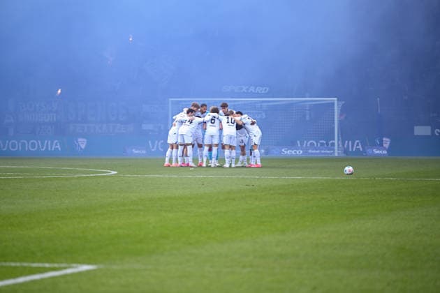 06 12 2025, Football, 2 Bundesliga, 15 Matchday Season 2025 2026, VfL Bochum DSC Arminia Bielefeld, Pyrotechnics DSC Arminia Bielefeld Fans, xRHR FOTO TKx Copyright: RHR-FOTOx RHR-FOTO TK