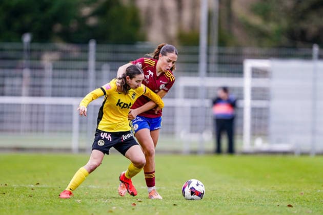 Switzerland AXA Women s Super League, Servette FC Chênois Feminin vs BSC YB Women, Stade des Trois Chene, Chene Bourg Malaurie Granges 13 Young Boys in duel against Amina Muratovic 23 Servette FC Chenois Feminin, right Copyright: xDanielaxPorcellix