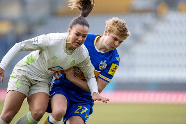 Google Pixel Womens Bundesliga FC Carl Zeiss Jena vs SV Werder Bremen Jena 06 12 2025 Maja Sternad 11 SV Werder Bremen vs Gwendolyn Mummert 27 FC Carl Zeiss Jena Google Pixel Womens Bundesliga FC Carl Zeiss Jena vs SV Werder Bremen ad hoc arena im Ernst Abbe Sportfeld 06 12 2025 DFB REGULATIONS PROHIBIT ANY USE OF PHOTOGRAPHS AS IMAGE SEQUENCES AND OR QUASI VIDEO Copyright: xBEAUTIFULxSPORTS Duehringx