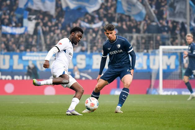 Benjamin Boakye Arminia Bielefeld and Cajetan Lenz VfL Bochum battle for the ball during the 2 Bundesliga match between VfL Bochum and Arminia Bielefeld, Vonovia Ruhrstadion on December 06, 2025 in Bochum, Germany, Germany Photo by Max Maiwald DeFodi Images Benjamin Boakye Arminia Bielefeld and Cajetan Lenz VfL Bochum battle for the ball during the 2 Bundesliga match between VfL Bochum and Arminia Bielefeld at Vonovia Ruhrstadion on December 6, 2025 in Bochum, Germany Photo by Max Maiwald DeFodi Images DFB DFL REGULATIONS PROHIBIT ANY USE OF PHOTOGRAPHS AS IMAGE SEQUENCES AND OR QUASI VIDEO Photo by Max Maiwald DeFodi Images