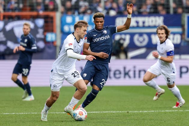 Bochum, Vonovia Ruhrstadion, 06 12 25, GER, Men, 2 Bundesliga, Season 2025 2026, VfL 1848 Bochum Arminia Bielefeld, Tim Handwerker Arminia Bielefeld and Farid Alfa Ruprecht VfL Bochum in a duel, DFB DFL REGULATIONS PROHIBIT ANY USE OF PHOTOGRAPHS AS IMAGE SEQUENCES AND OR QUASI VIDEO Copyright: JoachimxBywaletz xJB-Sportfoto