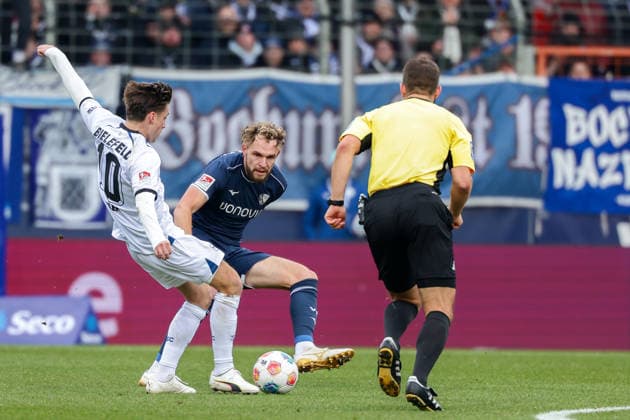 Bochum, Vonovia Ruhrstadion, 06 12 25, GER, Men, 2 Bundesliga, Season 2025 2026, VfL 1848 Bochum Arminia Bielefeld, Marvin Mehlem Arminia Bielefeld and Philipp Strompf VfL Bochum in a duel, DFB DFL REGULATIONS PROHIBIT ANY USE OF PHOTOGRAPHS AS IMAGE SEQUENCES AND OR QUASI VIDEO Copyright: JoachimxBywaletz xJB-Sportfoto