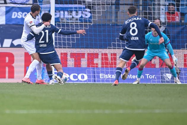 06 12 2025, Soccer, 2 Bundesliga, 15 Matchday Season 2025 2026, VfL Bochum DSC Arminia Bielefeld, Penalty Joel Felix DSC Arminia Bielefeld , Francis Onyeka VfL Bochum 1848 xRHR PHOTO TKx Copyright: RHR-FOTOx RHR-FOTO TK