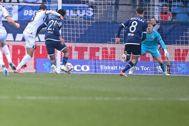 06 12 2025, Soccer, 2 Bundesliga, 15 Matchday Season 2025 2026, VfL Bochum DSC Arminia Bielefeld, Penalty Joel Felix DSC Arminia Bielefeld , Francis Onyeka VfL Bochum 1848 xRHR PHOTO TKx Copyright: RHR-FOTOx RHR-FOTO TK