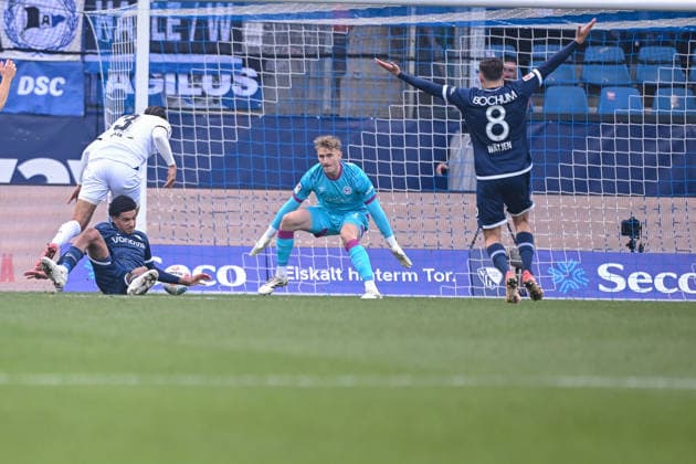 06 12 2025, Soccer, 2 Bundesliga, 15 Matchday Season 2025 2026, VfL Bochum DSC Arminia Bielefeld, Penalty Joel Felix DSC Arminia Bielefeld , Francis Onyeka VfL Bochum 1848 xRHR PHOTO TKx Copyright: RHR-FOTOx RHR-FOTO TK