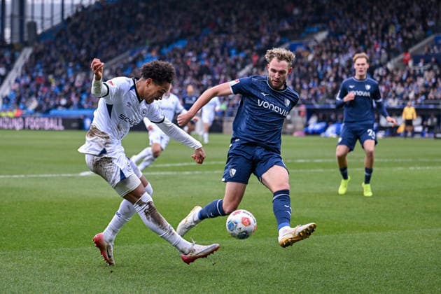 06 12 2025, Soccer, 2 Bundesliga, 15 Matchday Season 2025 2026, VfL Bochum DSC Arminia Bielefeld, Monju Momuluh DSC Arminia Bielefeld , Philipp Strompf VfL Bochum 1848 xRHR PHOTO TKx Copyright: RHR-FOTOx RHR-FOTO TK
