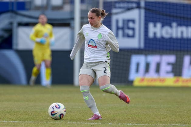 Chiara D Angelo SV Werder Bremen, 2 on the ball, single image, full body, action, action, match scene, THE DFB GUIDELINES PROHIBIT ANY USE OF PHOTOGRAPHS AS IMAGE SEQUENCES AND OR QUASI VIDEO DFB REGULATIONS PROHIBIT ANY USE OF PHOTOGRAPHS AS IMAGE SEQUENCES AND OR QUASI VIDEO , 06 12 2025, Jena Germany , Soccer, Google Pixel Womens Bundesliga, FC Carl Zeiss Jena SV Werder Bremen xobx