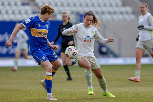 from left Gwen Mummert Gwendolyn, FC Carl Zeiss Jena, 27 and Maja Sternad SV Werder Bremen, 11 in duel, duel, dynamics, action, action, game scene, THE DFB GUIDELINES PROHIBIT ANY USE OF PHOTOGRAPHS AS IMAGE SEQUENCES AND OR QUASI VIDEO DFB REGULATIONS PROHIBIT ANY USE OF PHOTOGRAPHS AS IMAGE SEQUENCES AND OR QUASI VIDEO , 06 12 2025, Jena Germany , Football, Google Pixel Womens Bundesliga, FC Carl Zeiss Jena SV Werder Bremen xobx