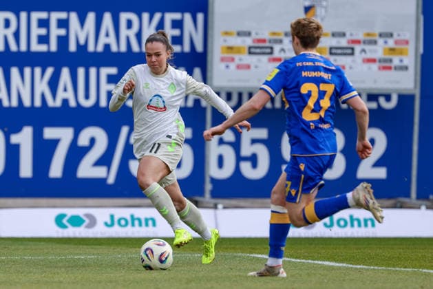 from left Maja Sternad SV Werder Bremen, 11 on the ball, single image, full body, action, action, match scene, Gwen Mummert Gwendolyn, FC Carl Zeiss Jena, 27 , THE DFB GUIDELINES PROHIBIT ANY USE OF PHOTOGRAPHS AS IMAGE SEQUENCES AND OR QUASI VIDEO DFB REGULATIONS PROHIBIT ANY USE OF PHOTOGRAPHS AS IMAGE SEQUENCES AND OR QUASI VIDEO , 06 12 2025, Jena Germany , Football, Google Pixel Women Bundesliga, FC Carl Zeiss Jena SV Werder Bremen xobx