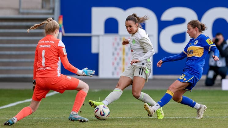 from left Jasmin Janning goalkeeper, FC Carl Zeiss Jena, 1 , Maja Sternad SV Werder Bremen, 11 and Lisa Gora FC Carl Zeiss Jena, 16 in duel, duel, dynamics, action, action, game scene, THE DFB REGULATIONS PROHIBIT ANY USE OF PHOTOGRAPHS AS IMAGE SEQUENCES AND OR QUASI VIDEO , 06 12 2025, Jena Germany , Football, Google Pixel Womens Bundesliga, FC Carl Zeiss Jena SV Werder Bremen xobx