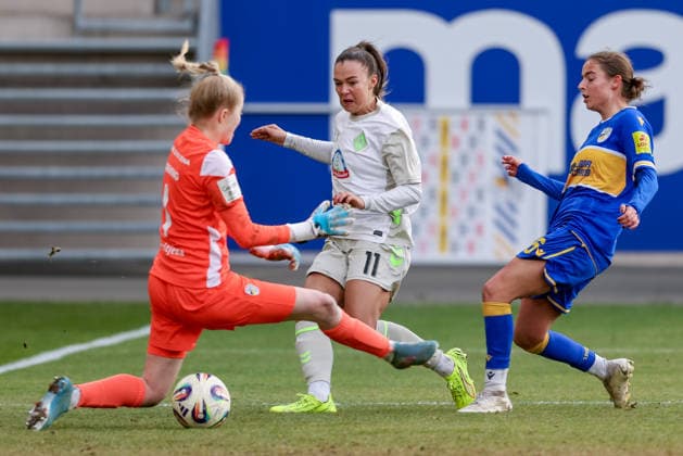 from left Jasmin Janning goalkeeper, FC Carl Zeiss Jena, 1 , Maja Sternad SV Werder Bremen, 11 and Lisa Gora FC Carl Zeiss Jena, 16 in duel, duel, dynamics, action, action, game scene, THE DFB REGULATIONS PROHIBIT ANY USE OF PHOTOGRAPHS AS IMAGE SEQUENCES AND OR QUASI VIDEO , 06 12 2025, Jena Germany , Football, Google Pixel Womens Bundesliga, FC Carl Zeiss Jena SV Werder Bremen xobx