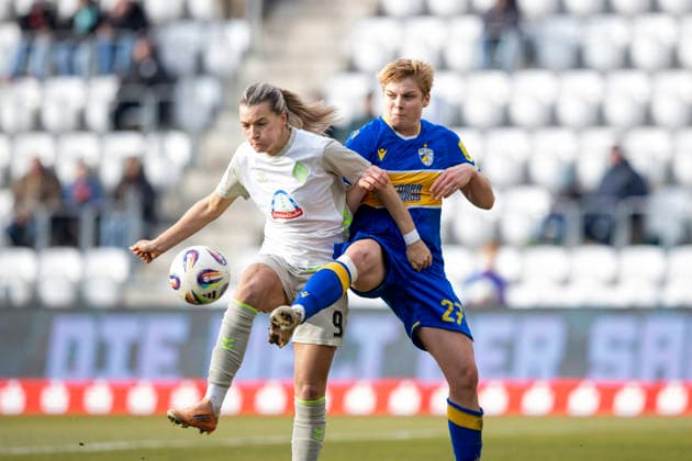 Google Pixel Womens Bundesliga FC Carl Zeiss Jena vs SV Werder Bremen Jena 06 12 2025 Medina Deöi 9 SV Werder Bremen vs Gwendolyn Mummert 27 FC Carl Zeiss Jena Google Pixel Womens Bundesliga FC Carl Zeiss Jena vs SV Werder Bremen ad hoc arena im Ernst Abbe Sportfeld 06 12 2025 DFB REGULATIONS PROHIBIT ANY USE OF PHOTOGRAPHS AS IMAGE SEQUENCES AND OR QUASI VIDEO Copyright: xBEAUTIFULxSPORTS Duehringx