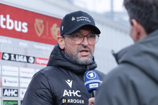 Sport, Football, 3 Liga Season 2025 2026 17 Matchday FC Energie Cottbus MSV Duisburg 06 12 2025, LEAG Energie Stadion Claus Dieter Wollitz Coach, FC Energie Cottbus Cottbus LEAG Energie Stadion Brandenburg Germany