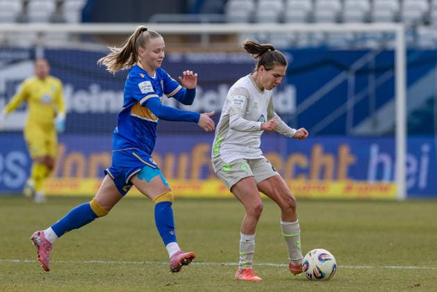 from left Isabella Jaron FC Carl Zeiss Jena, 24 and Rieke Dieckmann SV Werder Bremen, 22 in a duel, dynamic, action, action, game scene, THE DFB REGULATIONS PROHIBIT ANY USE OF PHOTOGRAPHS AS IMAGE SEQUENCES AND OR QUASI VIDEO , 06 12 2025, Jena Germany , Football, Google Pixel Womens Bundesliga, FC Carl Zeiss Jena SV Werder Bremen xobx