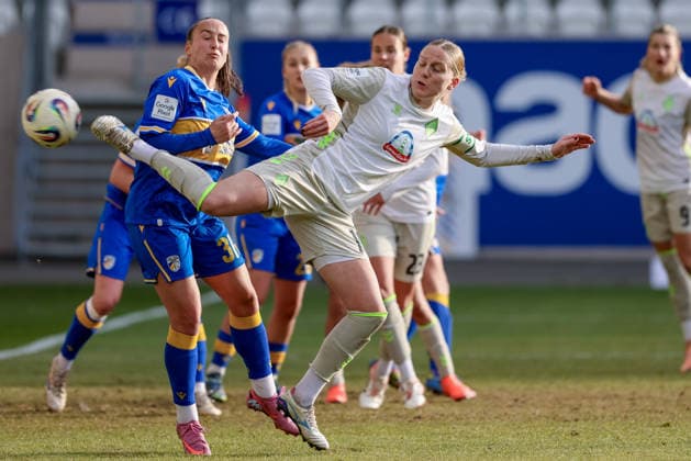 from left Nelly Juckel FC Carl Zeiss Jena, 31 and Lina Hausicke SV Werder Bremen, 18 in a duel, dynamic, action, action, game scene, THE DFB GUIDELINES PROHIBIT ANY USE OF PHOTOGRAPHS AS IMAGE SEQUENCES AND OR QUASI VIDEO DFB REGULATIONS PROHIBIT ANY USE OF PHOTOGRAPHS AS IMAGE SEQUENCES AND OR QUASI VIDEO , 06 12 2025, Jena Germany , Football, Google Pixel Women Bundesliga, FC Carl Zeiss Jena SV Werder Bremen xobx