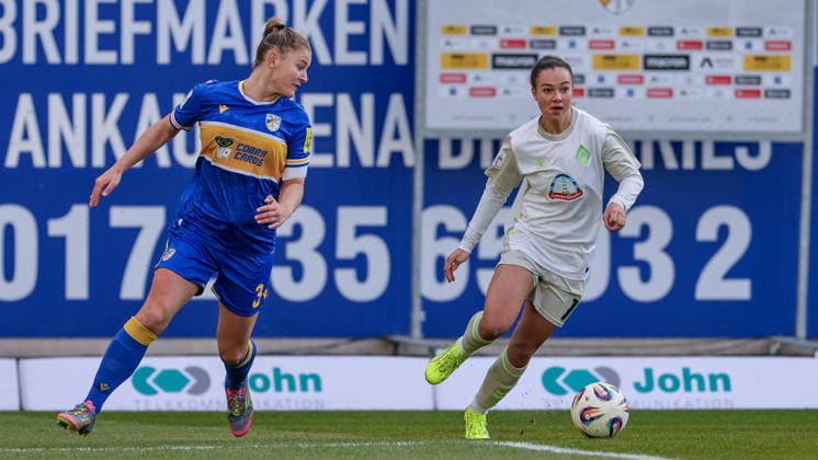 from left Toma Ihlenburg FC Carl Zeiss Jena, 3 and Maja Sternad SV Werder Bremen, 11 in a duel, dynamic, action, action, game scene, THE DFB REGULATIONS PROHIBIT ANY USE OF PHOTOGRAPHS AS IMAGE SEQUENCES AND OR QUASI VIDEO , 06 12 2025, Jena Germany , Football, Google Pixel Womens Bundesliga, FC Carl Zeiss Jena SV Werder Bremen xobx