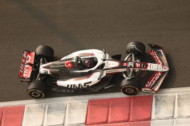 Esteban Ocon MoneyGram Haas F1 Team, 31 , Free Practice 3, Free Practice 3, FP3, ARE, Formula 1 World Championship, Abu Dhabi Grand Prix, Yas Marina Circuit, Saturday, 06 12 2025 ARE, Formula 1 World Championship, Abu Dhabi Grand Prix, United Arab Emirates, Yas Marina Circuit, 06 12 2025 Abu Dhabi Copyright: xEibner-Pressefoto AnnikaxGrafx EP_AGF