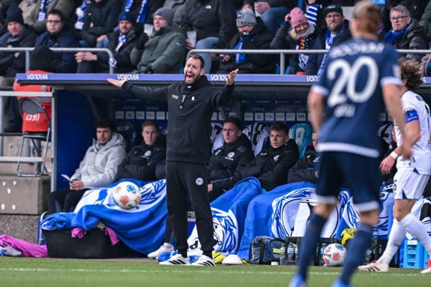 06 12 2025, Soccer, 2 Bundesliga, 15 Matchday Season 2025 2026, VfL Bochum DSC Arminia Bielefeld, Coach Mitch Kniat Arminia Bielefeld xRHR PHOTO TKx Copyright: RHR-FOTOx RHR-FOTO TK