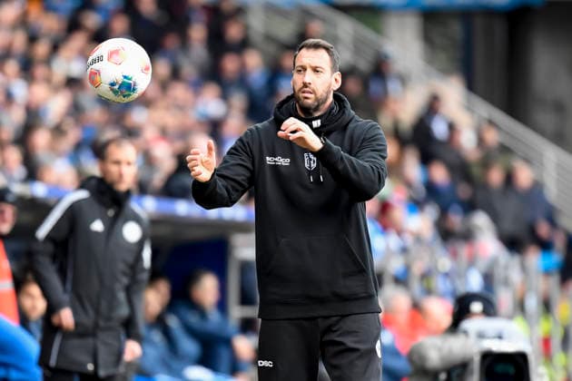Trainer Mitch Kniat Arminia Bielefeld looks on during the 2 Bundesliga match between VfL Bochum and Arminia Bielefeld, Vonovia Ruhrstadion on 06 December 2025 in Bochum, Germany Photo by Max Maiwald DeFodi Images Trainer Mitch Kniat Arminia Bielefeld looks on during the 2 Bundesliga match between VfL Bochum and Arminia Bielefeld at Vonovia Ruhrstadion on December 6, 2025 in Bochum, Germany Photo by Max Maiwald DeFodi Images DFB DFL REGULATIONS PROHIBIT ANY USE OF PHOTOGRAPHS AS IMAGE SEQUENCES AND OR QUASI VIDEO Photo by Max Maiwald DeFodi Images