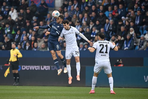 Kjell Wätjen VfL Bochum , Christopher Lannert Arminia Bielefeld , Stefano Russo Arminia Bielefeld , v li 06 12 2025, Fußball 2 Bundesliga, Saison 2025 2026, 15 Spieltag, VfL Bochum Arminia Bielefeld DFL regulations prohibit any use of photographs as image sequences and or quasi video Bochum Vonovia Ruhrstadion Nordrhein Westfalen Germany Team2