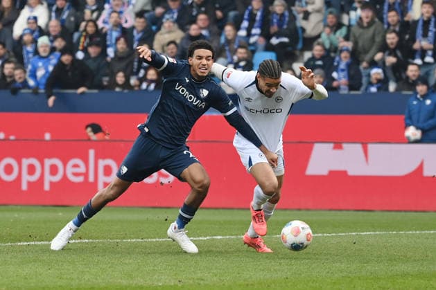Francis Onyeka VfL Bochum , Joel Felix Arminia Bielefeld , v li 06 12 2025, Fußball 2 Bundesliga, Saison 2025 2026, 15 Spieltag, VfL Bochum Arminia Bielefeld DFL regulations prohibit any use of photographs as image sequences and or quasi video Bochum Vonovia Ruhrstadion Nordrhein Westfalen Germany Team2