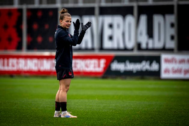 Womens Soccer Bundesliga Bayer 04 Leverkusen RB Leipzig, 06 12 2025 Kristin Kögel Bayer 04 Leverkusen, 11 applauding during the warm-up before the match Bayer 04 Leverkusen RB Leipzig on matchday 12 of the Google Pixel Womens Bundesliga on 06 12 2025 at Ulrich Haberland Stadium in Leverkusen North Rhine-Westphalia DFL REGULATIONS PROHIBIT ANY USE OF PHOTOGRAPHS AS IMAGE SEQUENCES AND OR QUASI VIDEO Copyright: xBEAUTIFULxSPORTS AxelxKohringx