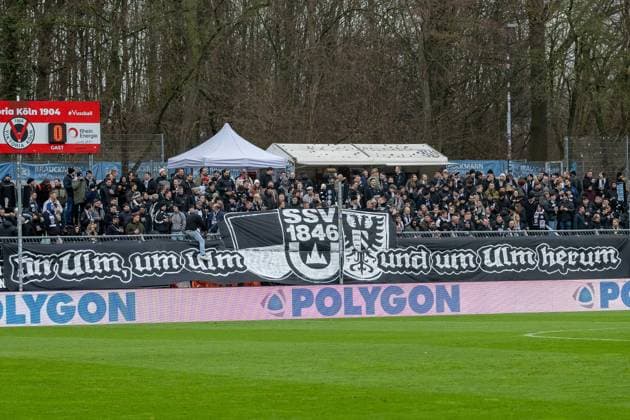 06 12 25, Football 3 Liga, Season 2025 2026, Matchday 17, Viktoria Koeln SSV Ulm 1846 at Sportpark Hoehenberg The Ulm fans are looking forward to the match Important note According to the regulations of the DFL German Football League or the DFB German Football Association, it is prohibited to use or have used photographs taken in the stadium and or of the match in the form of sequential images and or video-like photo series Photo Kirchner Media Thomas Haesler Copyright: xKirchner-Media ThomasxHaeslerx